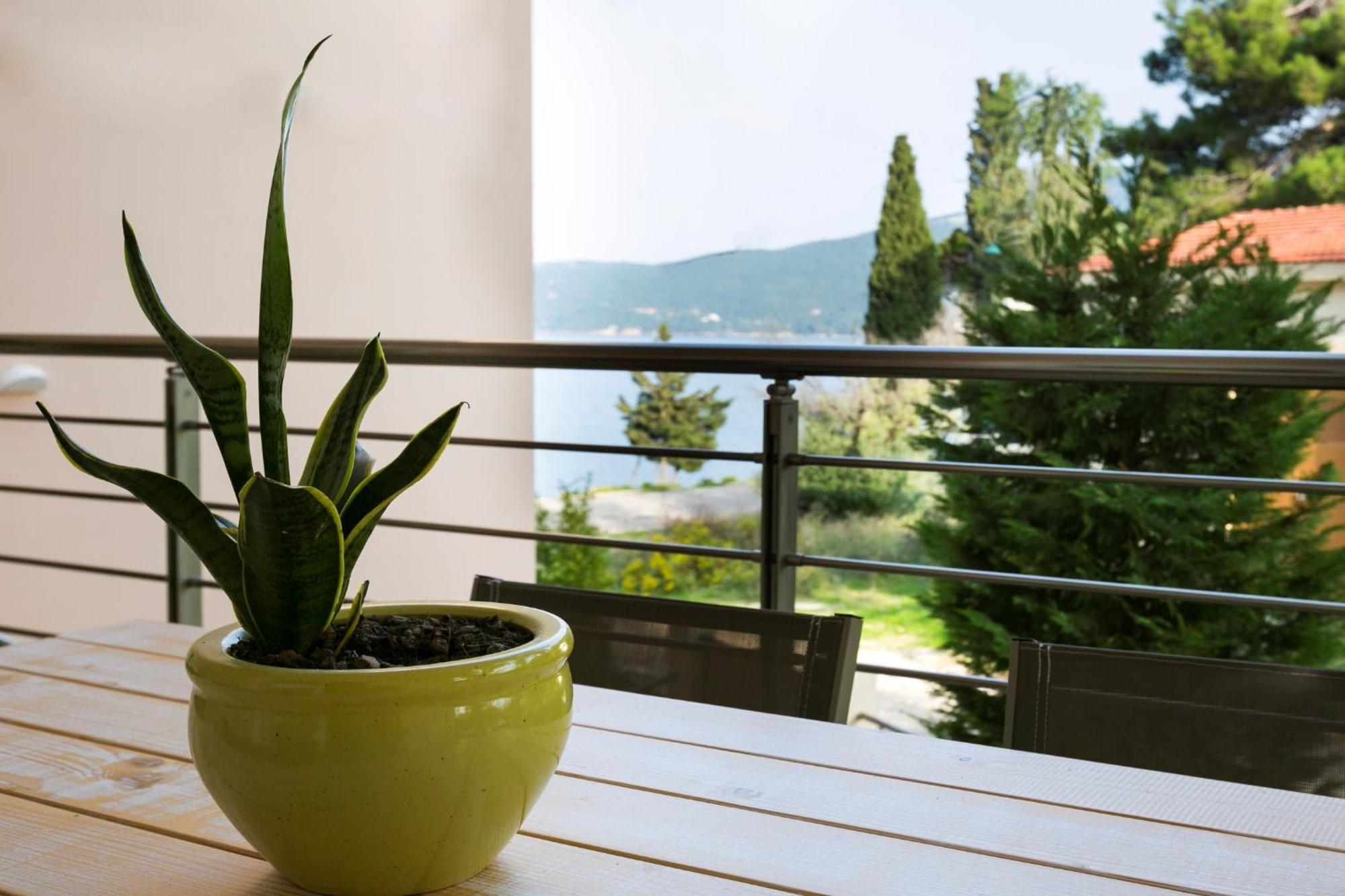 Meliti Waterfront Suites Karavomylos Extérieur photo