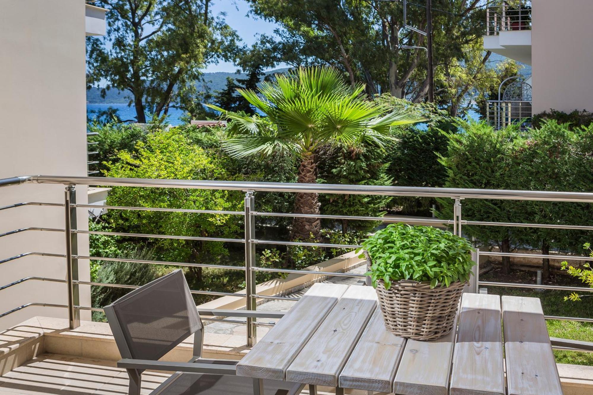 Meliti Waterfront Suites Karavomylos Extérieur photo