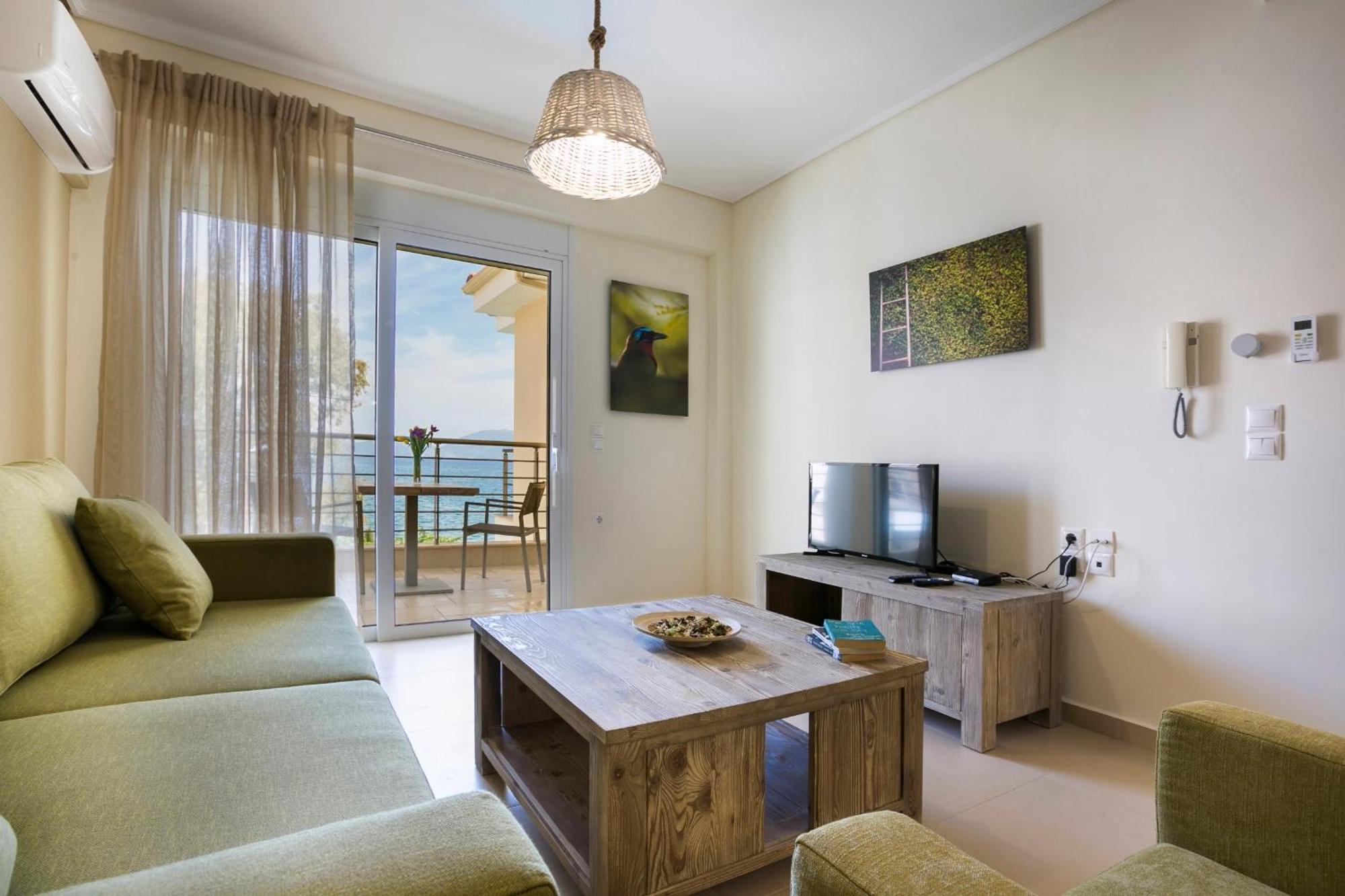 Meliti Waterfront Suites Karavomylos Extérieur photo