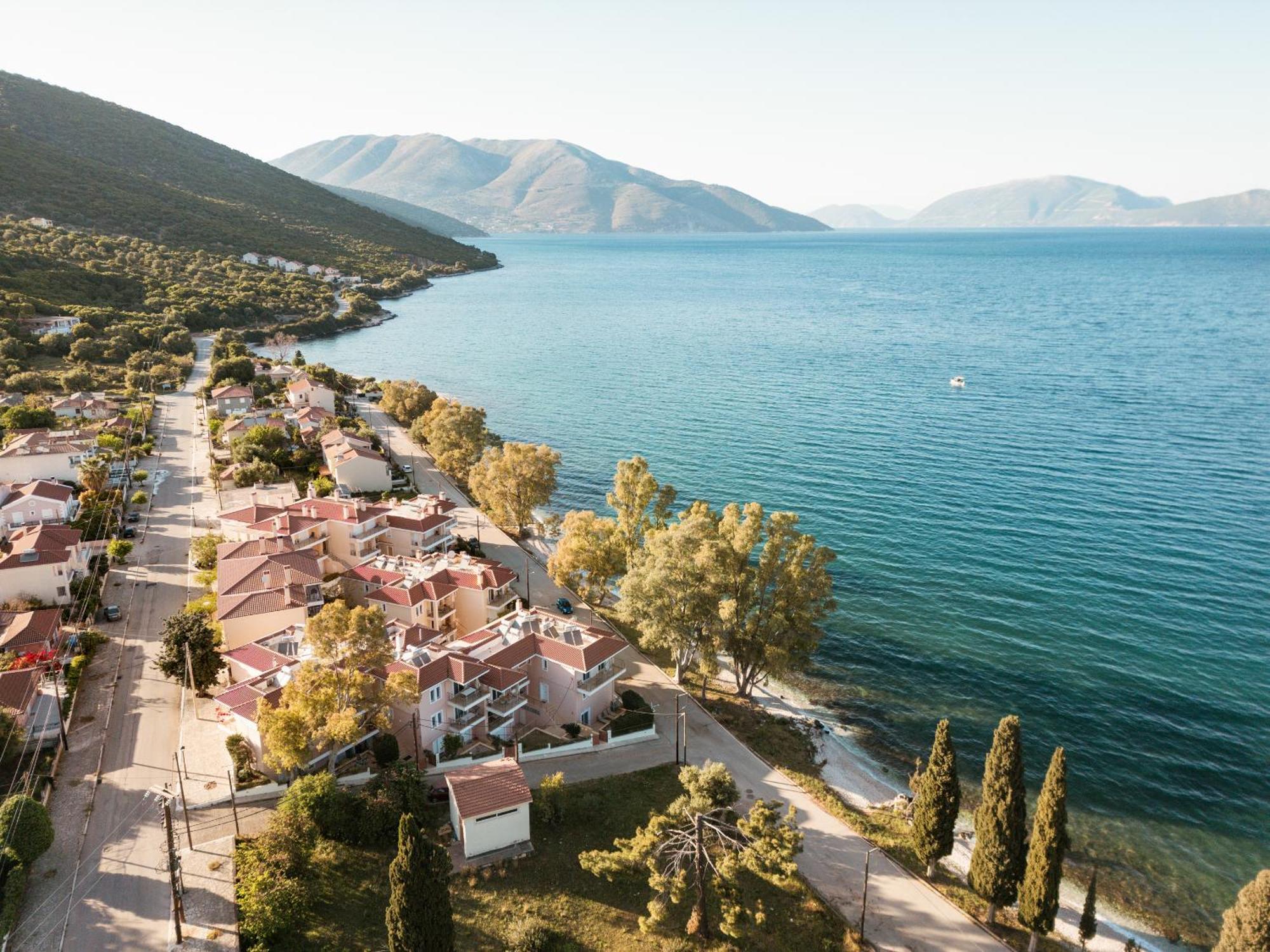 Meliti Waterfront Suites Karavomylos Extérieur photo